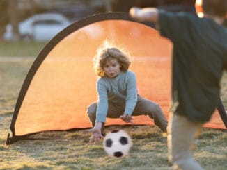 Sätt färg på trädgården med fotbollsmål för barnen! illustration