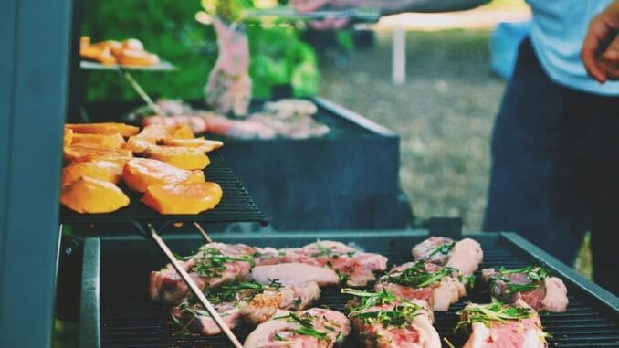 Upplev grillsäsongen med de bästa tipsen och produkterna för din trädgård Upplev grillsäsongen med de bästa tipsen och produkterna för din trädgård illustration